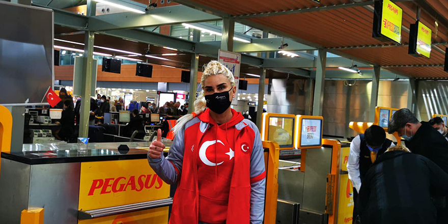 Banu Karadağlı Türk bayraklı eşofmanıyla ilgi gördü