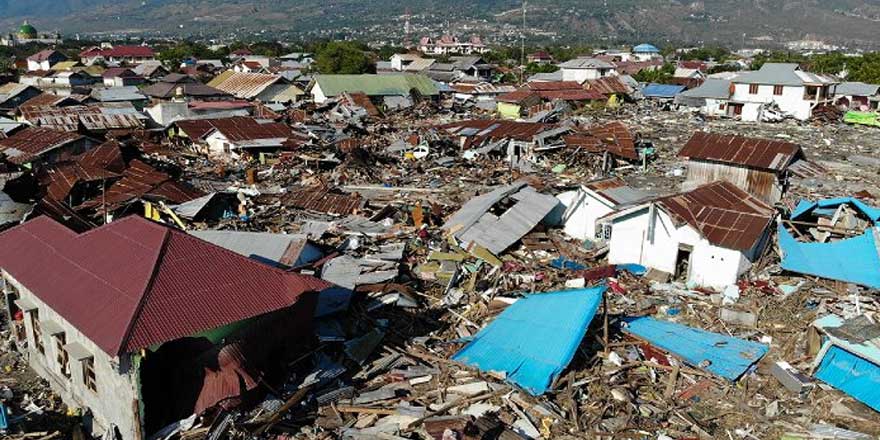 Endonezya'da 7.3 büyüklüğünde deprem. Tsunami uyarısı yapıldı