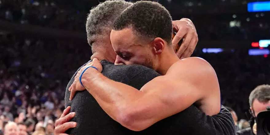 Stephen Curry, NBA tarihinin en çok üçlük atan oyuncusu oldu!