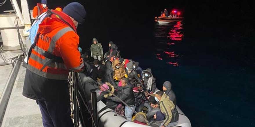 İzmir açıklarında 50 kaçak göçmen yakalandı