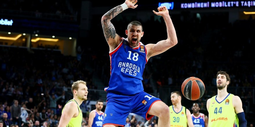 Banvit: 77 - Anadolu Efes: 87 işte ilk yarı finalist!