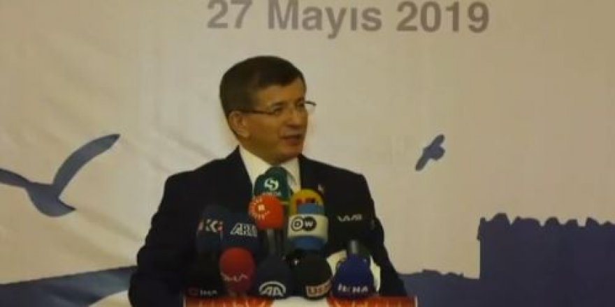 Davutoğlu: “Kaygılı bir gelecek beklentisi var”