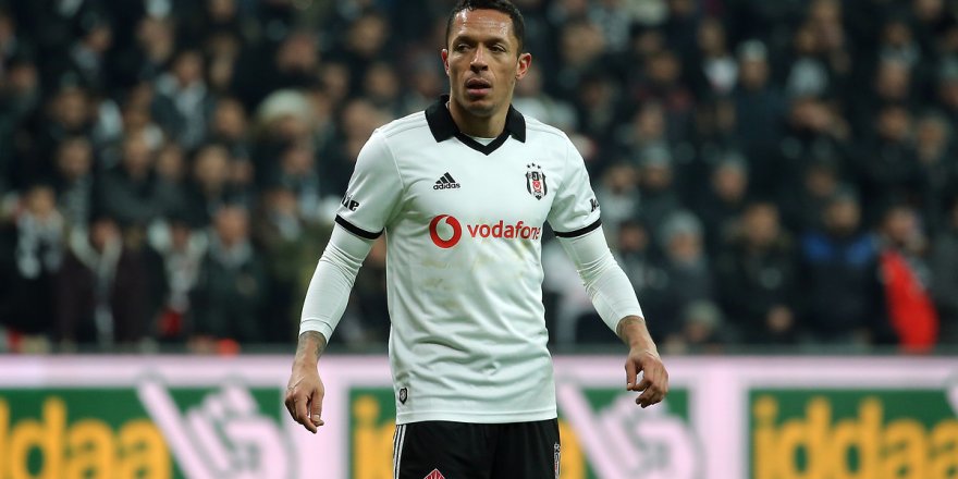 Beşiktaş'tan ayrılan Adriano'nun yeni takımı belli oldu!