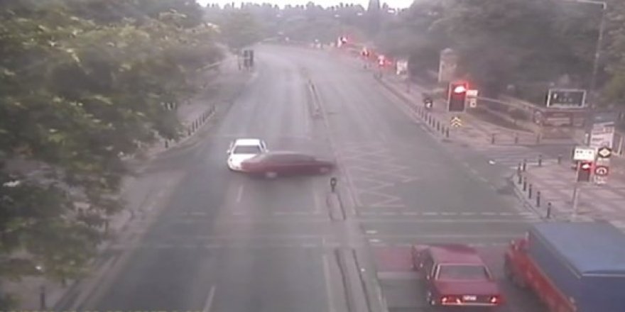 Kaza yapan sürücü aracı bırakıp kaçtı!