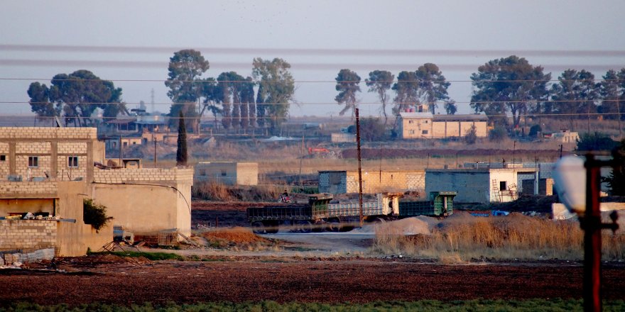 PKK/YPG’li teröristler, sınırda hendek ve tünel kazıyor