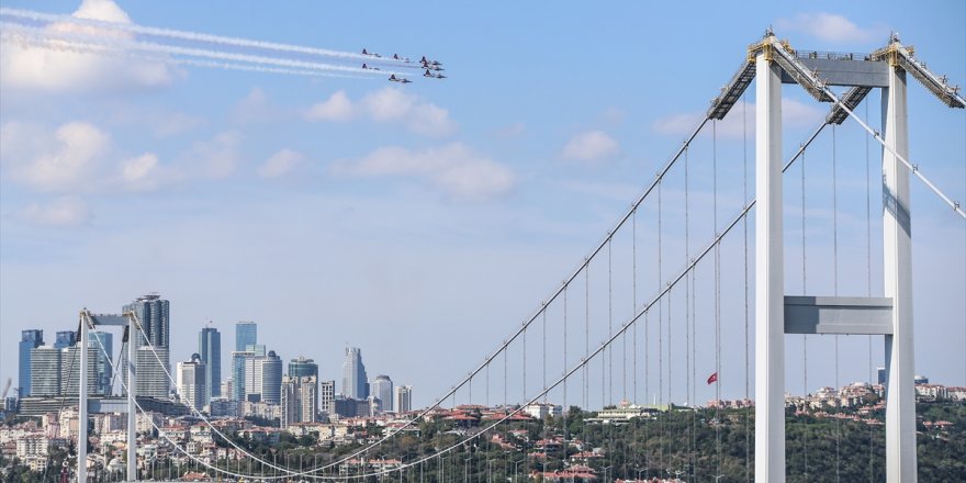 İstanbul Boğazı'nda nefes kesen gösteri