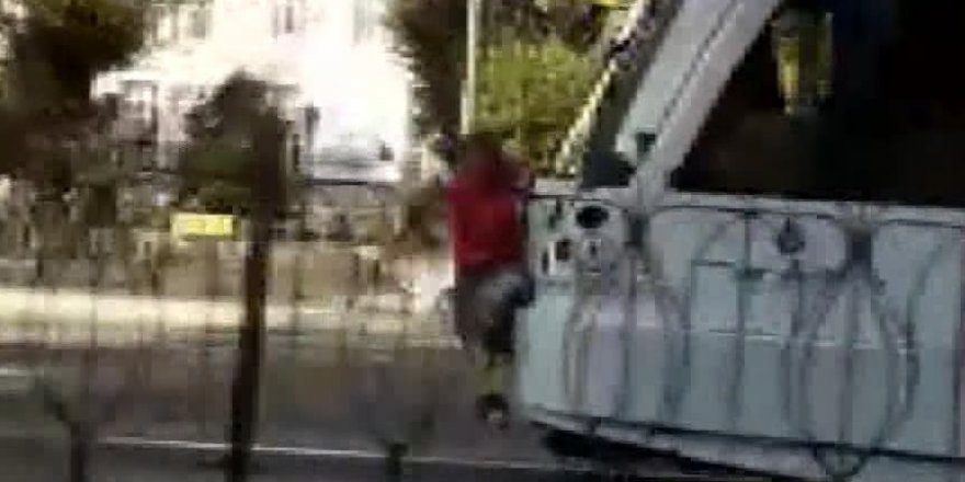 Tramvaya asılan kadın yürekleri ağıza getirdi