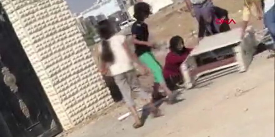 Görevliler kuruyor, onlar söküyor!