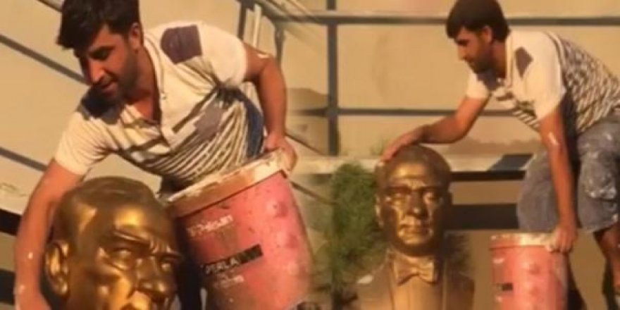 Atatürk büstünü elleriyle yıkadı