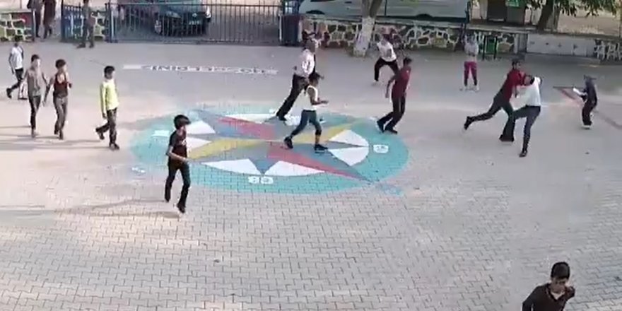 Öğretmeni okul bahçesinde dövdüler