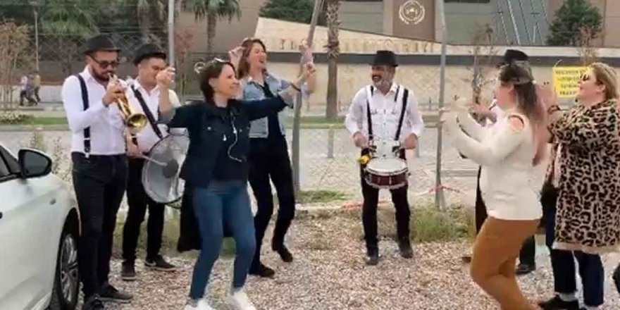 Eşinden boşanınca böyle kutladı!