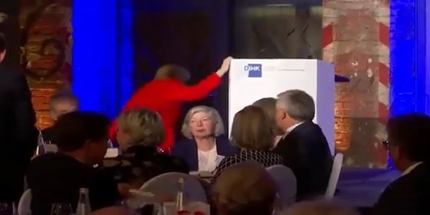 Merkel, böyle yere düştü!