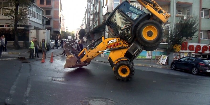 Avcılar'da ilginç görüntüler... Kepçeyle bakın ne yaptı!