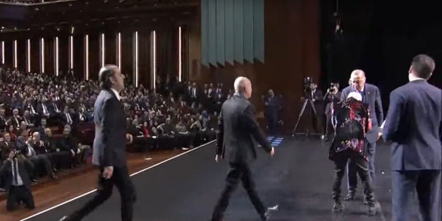 Cumhurbaşkanlığı ödüllerinde Mazhar Alanson'dan abartılı selamlama