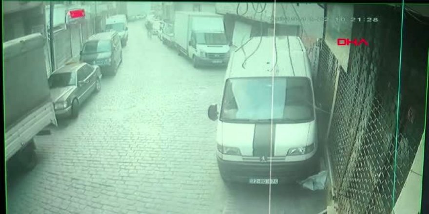 Beyoğlu'nda bir binanın çatısı uçtu!