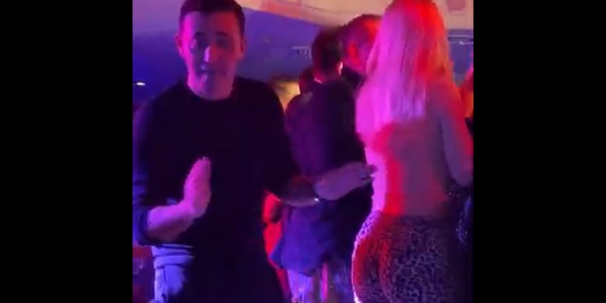 Mustafa Sandal'dan olay hareket! Aleyna Tilki'nin arkasından...