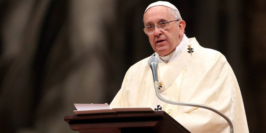 Papa dünya gündeminde... Kadının eline bakın ne yaptı!