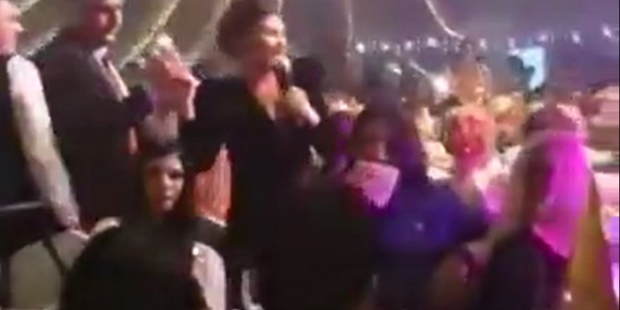 Sibel Can sahneye çıkarken yere düştü