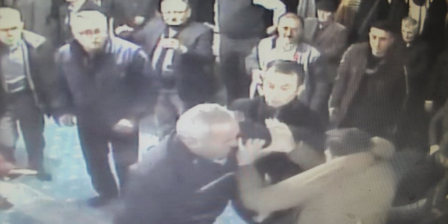 Cuma namazı sonrası camide yumruk yumruğa kavga!