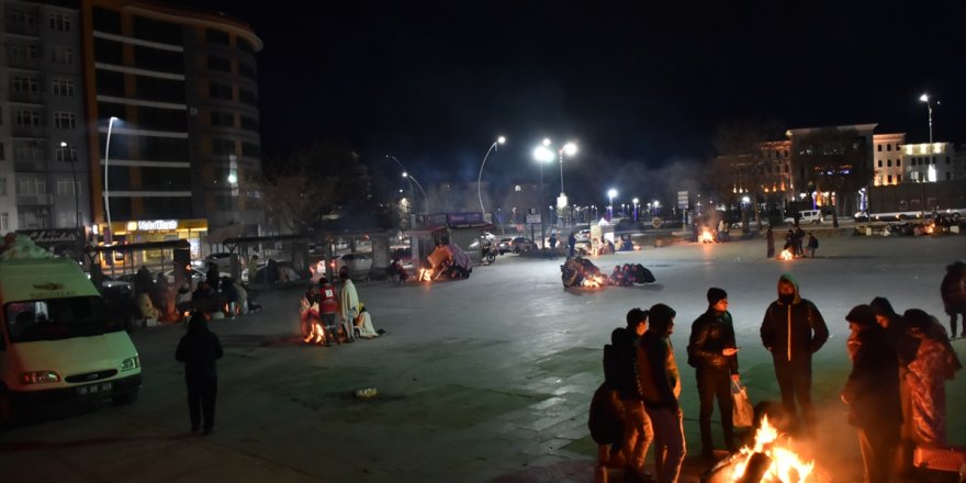 Depremden etkilenen Elazığ'da çok sayıda aile geceyi dışarıda geçirdi