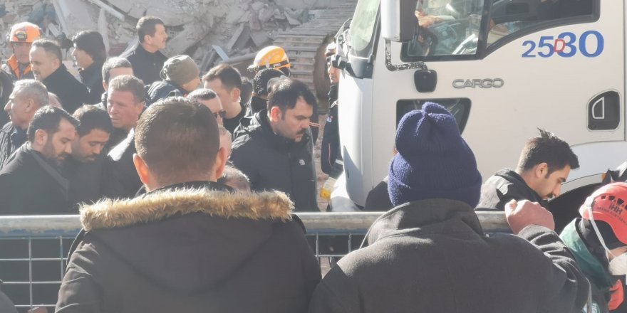 Elazığ'da çökme tehlikesi olan bina sallandı! Bakan Kurum ve ekipler hızla uzaklaştı