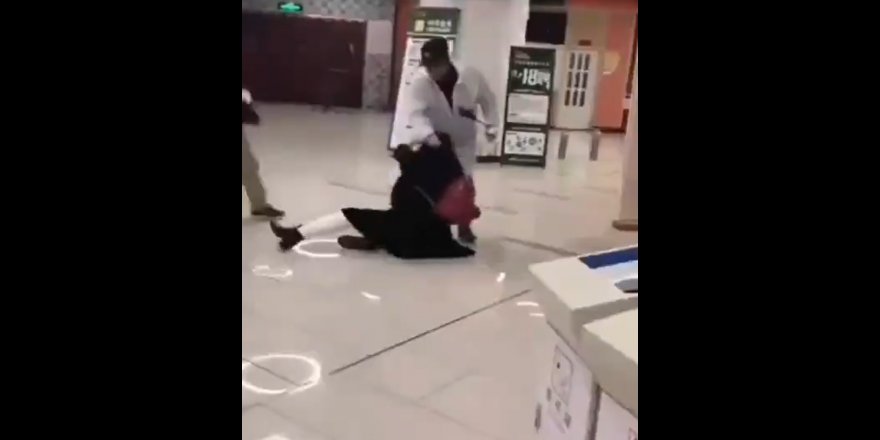 Çin'de maske takmayan kadın yerlerde sürüklendi!