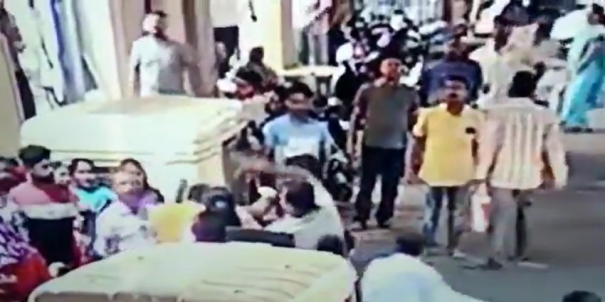 Hapşıran motosikletliyi tekme tokat dövdüler