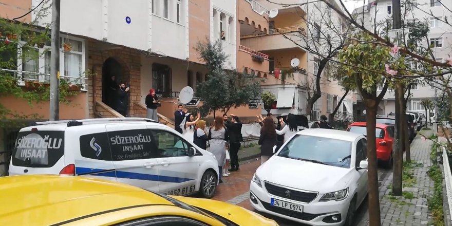 Korona virüse aldırış etmeden yol kapatıp halay çektiler!