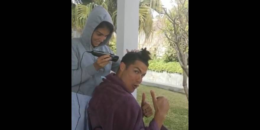 Cristiano Ronaldo evinin bahçesinde traş oldu!