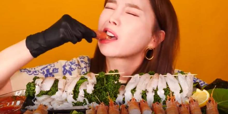 Canlı hayvan yerken video çeken Koreli Youtuber’a tepki yağdı