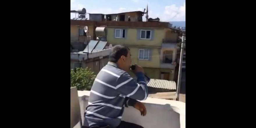 Evinin terasında Ferdi Tayfur söyledi!