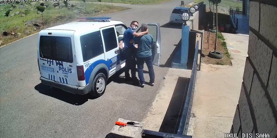 Maskesiz polis maskesiz öğretmene ceza kesmek isteyince...