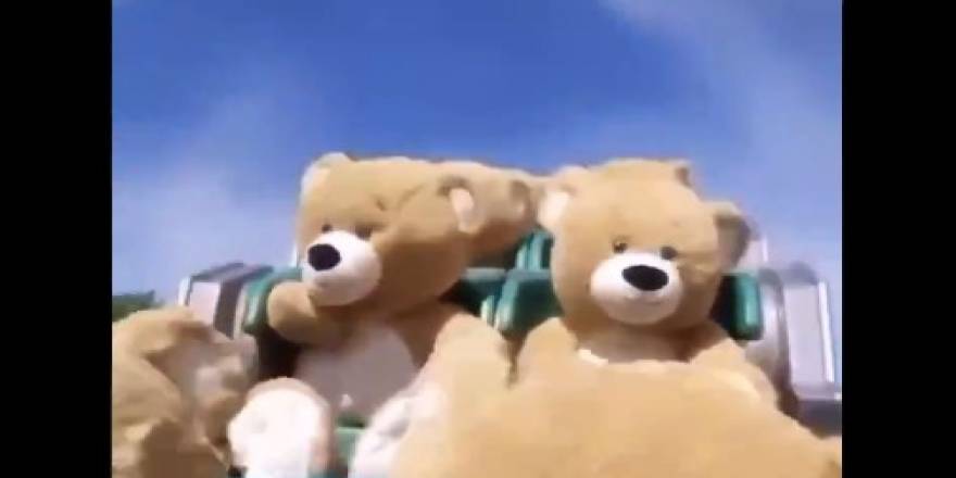 Korona virüs nedeniyle kapalı parklara oyuncak ayılar yerleştirildi