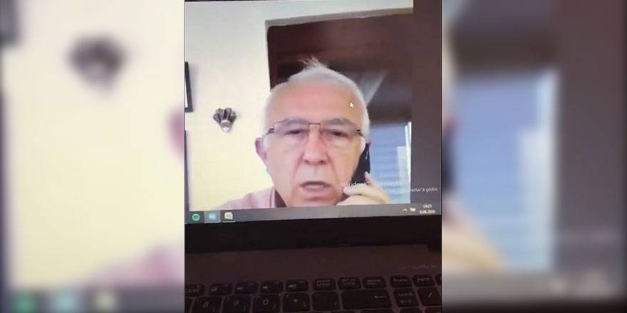 Profesör öğrencilerine fena yakalandı