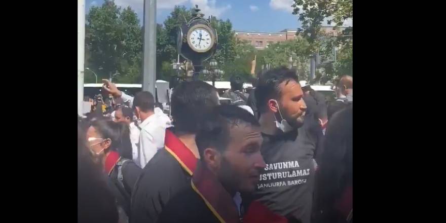 Başkentte avukatları önce yürütmediler sonra biber gazına boğdular