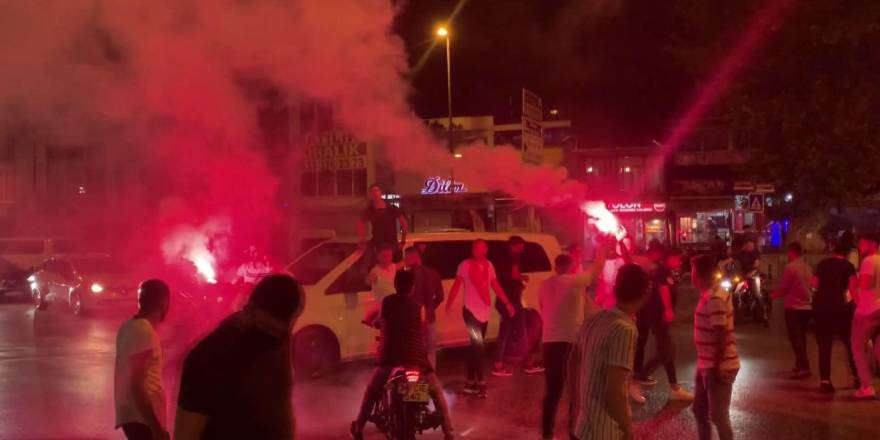 Maskesiz sosyal mesafesiz ve silahlı asker uğurlaması