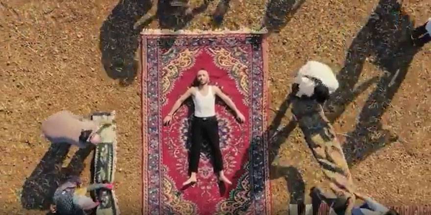 Mabel Matiz toplumdaki dışlanmışlığı, klibinde böyle anlatmıştı...