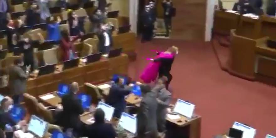 Parlamentoda Pembe pelerinle sevinç gösterisi