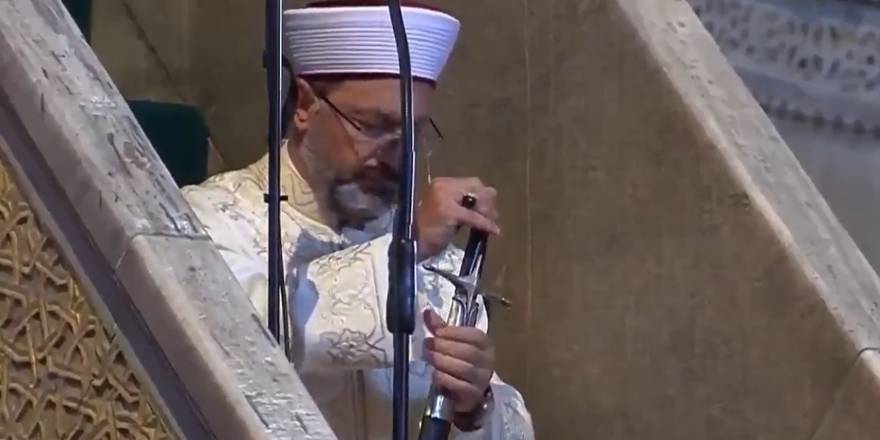 Ali Erbaş Ayasofya'daki hutbeye kılıçla çıktı.