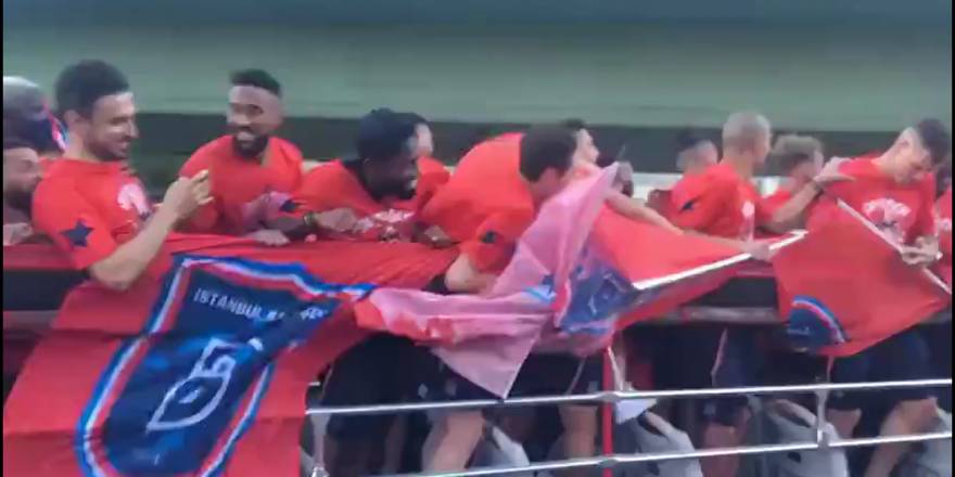 Başakşehirli futbolcular şampiyonluk otobüsünde ölümden döndü!