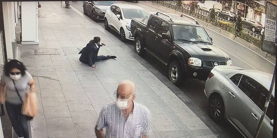 İstanbul'da sokak ortasında dehşet anları:  Ayağından vuruldu, silahına sarıldı!