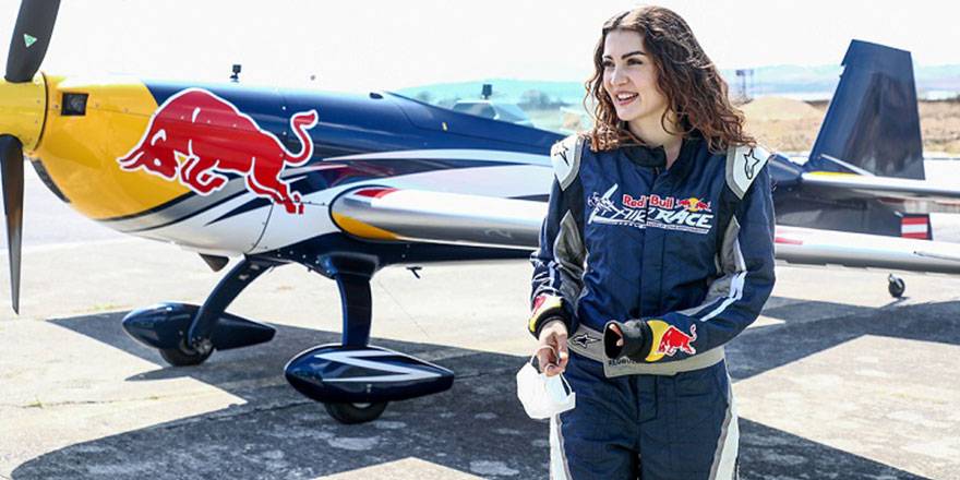 Burcu Özberk'in havada akrobasi heyecanı