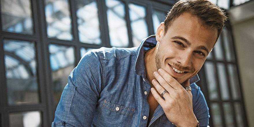 Kerem Bursin sete uçarak geldi