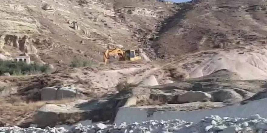 Peribacalarına iş makineleriyle girildi