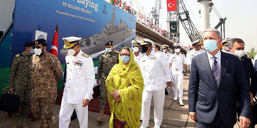 Hulusi Akar'ı Pakistan'da şaşırtan marş