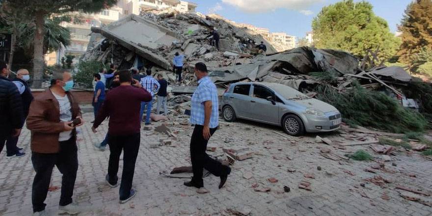 İzmir depreminde yıkılan bir binada 3 kişi yaralı kurtarıldı