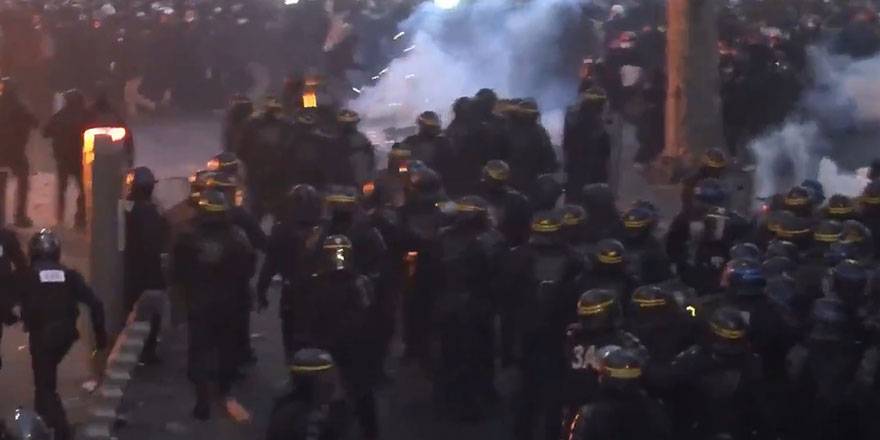 Fransa'da halk ayaklandı