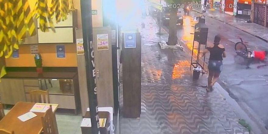 Bisikletli hırsızı şemsiye fırlatarak durdurdu