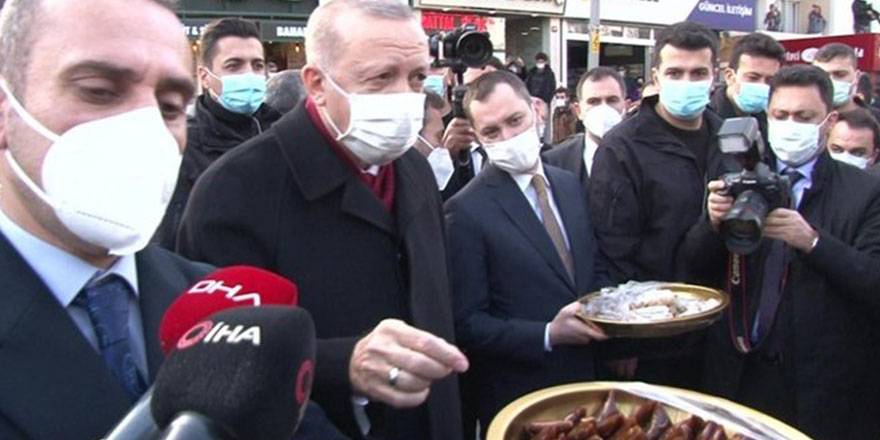 Erdoğan, Üsküdar’da vatandaşlara tatlı dağıttı