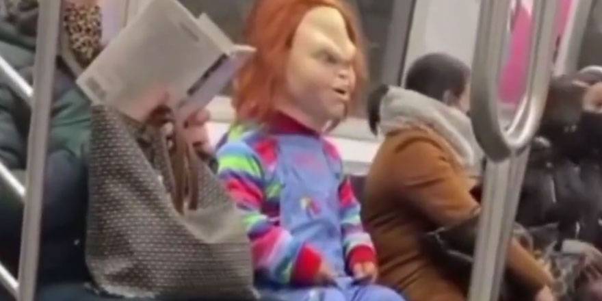 Katil bebek Chucky metroda dehşet saçtı